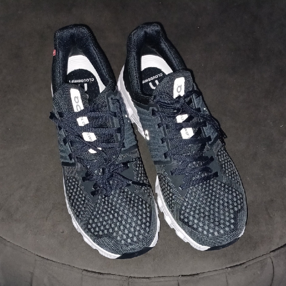 On Running Cloudswift Men's Size8 Black and White Athletic Shoes.New Without Tag